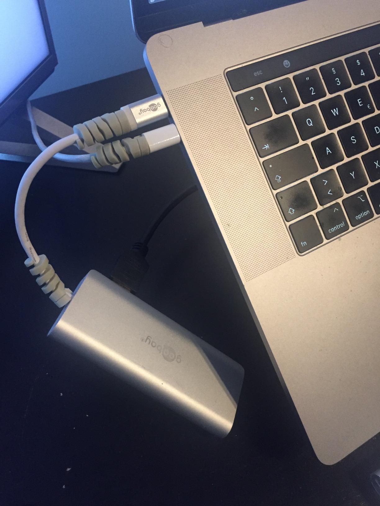 Ein Kabel am Tisch